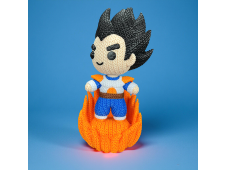Figura crochet príncipe Saiyajin con armadura – Decoración anime artesanal 3D | Whale 3D Studio